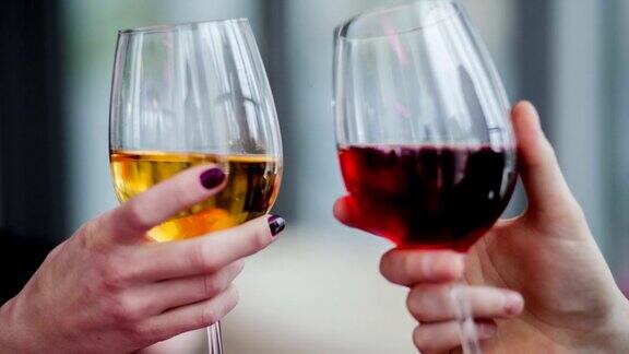 一杯白葡萄酒和一杯红葡萄酒碰杯