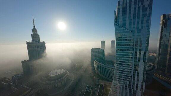 第一人称无人机飞行观看大型城市景观与玻璃摩天大楼