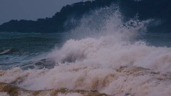 暴风雨的波在大西洋的强风暴中带着泡沫和泥土的巨浪拍打着海岸