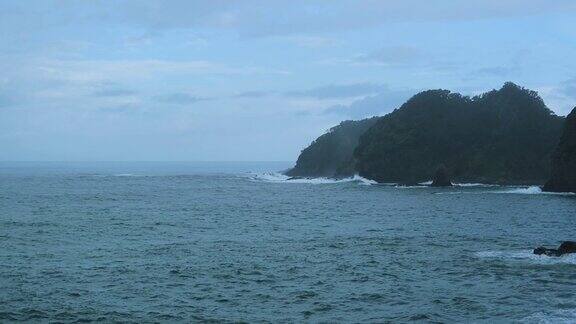 日本静冈县伊豆半岛的海蚀柱和引人注目的云