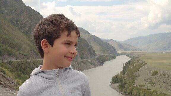 俄罗斯阿尔泰山区的一个小男孩
