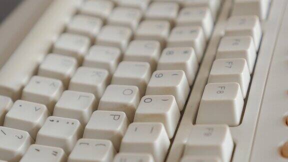 老式复古风格的白色键盘按键缓慢倾斜4K