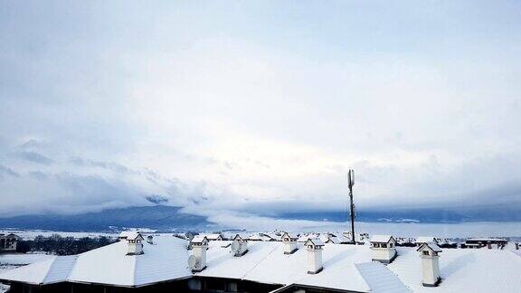 屋顶间隔拍摄下了雪