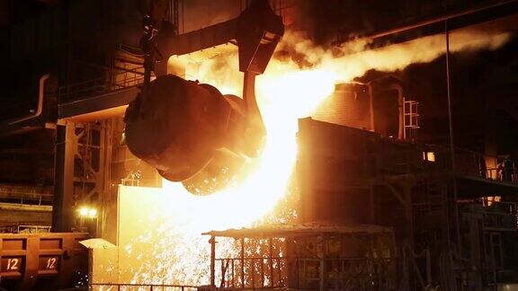 把铁倒入转炉的过程冶金厂的钢铁生产