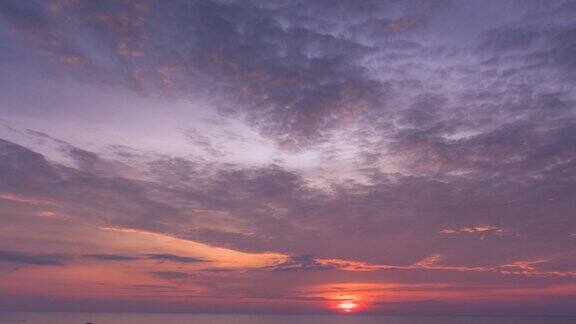 日落时与海滩上的人们一起欣赏大海与天空的延时风景