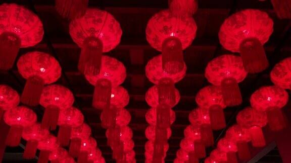 天花板上挂着中国红灯笼