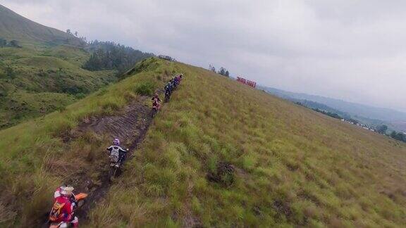 团体耐力摩托车车手驾驶山脊观光观景塔在丘陵地形