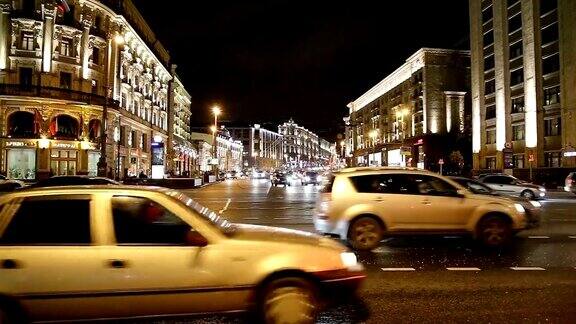 车辆在莫斯科市中心(靠近克里姆林宫的特维斯卡亚街)俄罗斯