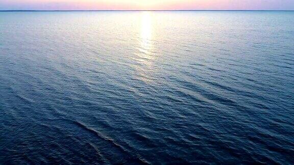 在如画的日出背景上的水上飞行无人机拍摄的