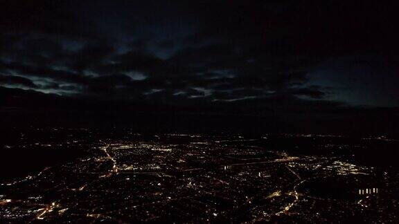 夜景城市鸟瞰图伟大的镜头后日落和月亮升起的开始