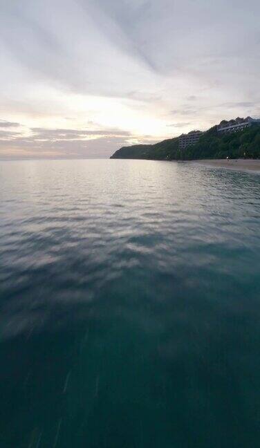 垂直视频低海景海洋大海泡沫海浪水日落海滩山4k