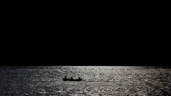 夜晚湖边的小船