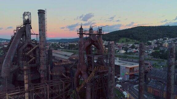 在宾夕法尼亚州伯利恒历史悠久的钢铁厂被改造成现代文化中心无人机视频与全景轨道摄像机运动