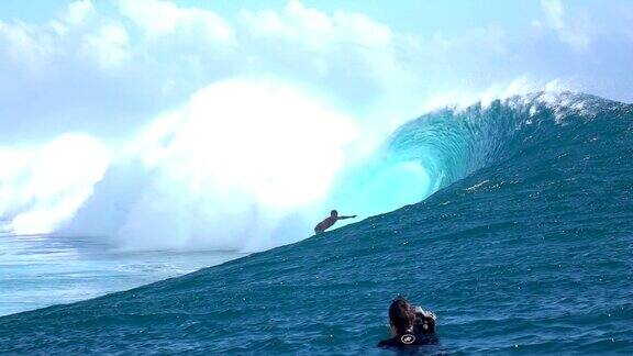 慢动作:摄影师拍摄冲浪者冲浪大管桶波