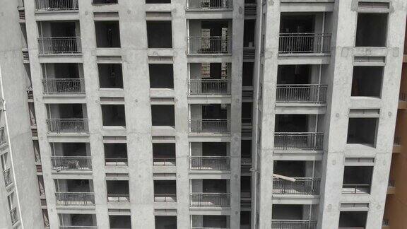 无人机拍摄的未完工的公寓楼从底部上升到顶部