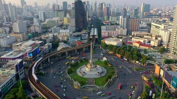 鸟瞰图的胜利纪念碑在曼谷中心泰国日出