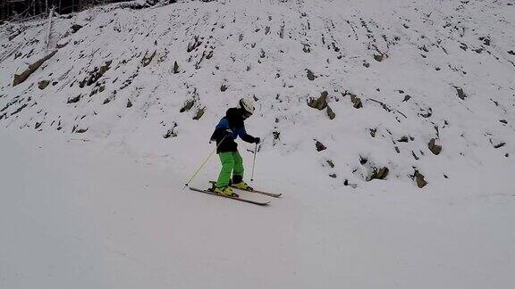 男孩在сarpathians的滑雪道上滑雪