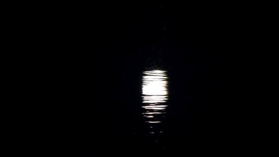 月光倒映在水面上