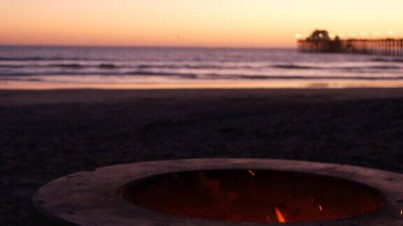 美国加州的篝火坑篝火在黄昏的海洋海滩上篝火火焰由海水海浪