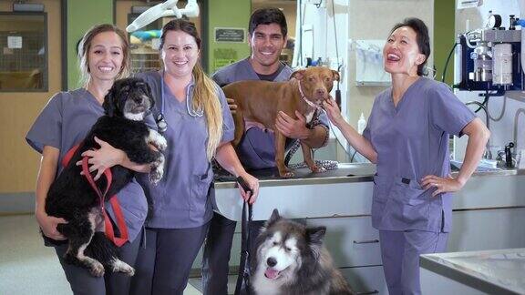 动物医院的工作人员带着狗对着镜头微笑