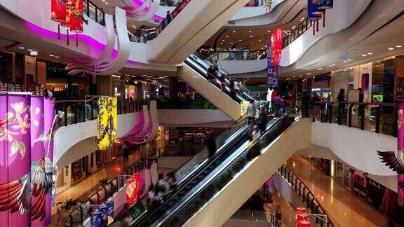 购物中心的自动扶梯