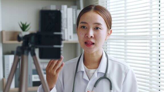 亚洲女医生做在线直播广播在医院的摄像机录音医疗保健博主视频博客