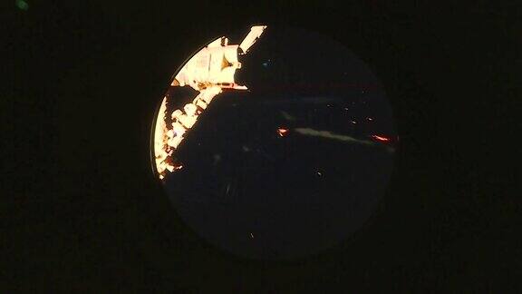 从国际空间站(ISS)的窗口看到的地球美国国家航空航天局和发现