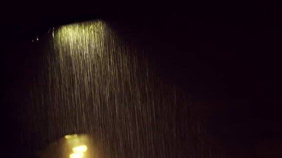 日本东京多摩台风风暴带来的夜间暴雨