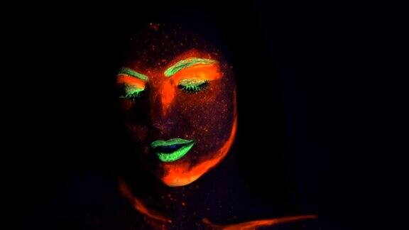 时尚性感舞者在霓虹灯编织荧光化妆在紫外线下发光夜店派对万圣节的迷幻概念神秘的女人用UV漆