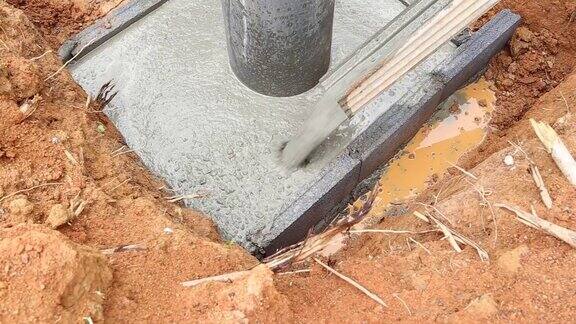 在泰国建筑工人正在用水泥搅拌机浇灌混凝土混合物