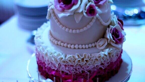 用紫罗兰花装饰的婚礼蛋糕