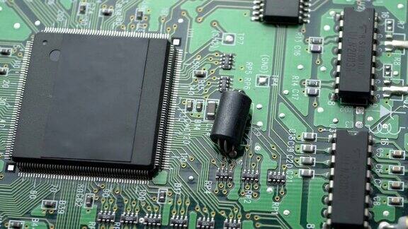 电子电路板上的处理器芯片和电容器
