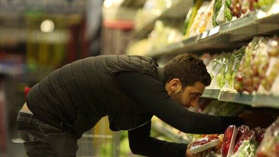 男人在超市选购商品