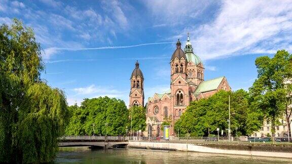 德国慕尼黑圣卢卡斯教堂和伊萨尔河的慕尼黑城市4K时间流逝