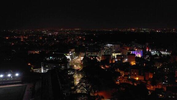 夜光飞行在班加罗尔城市风景交通街道空中全景4k印度