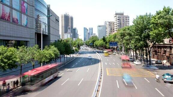 天津多车道高速公路和建筑物上的繁忙交通时间流逝