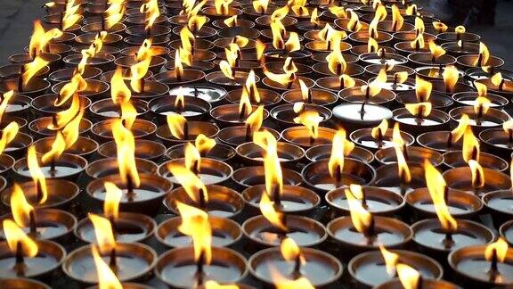 尼泊尔寺庙中点燃仪式蜡烛加德满都尼泊尔