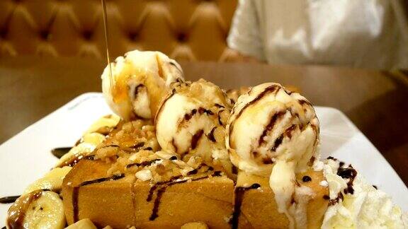 法式蜂蜜吐司甜点配冰淇淋和蜂蜜糖浆