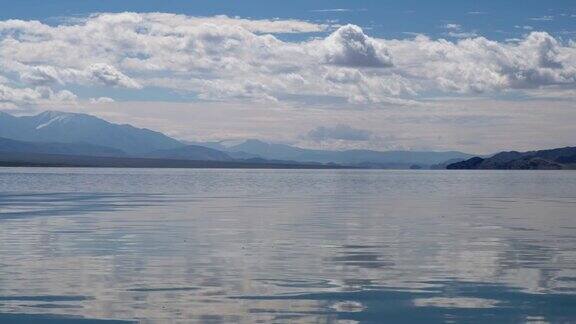 蒙古托尔博-努尔湖的水面在天空和云彩下被蒙古北部群山包围