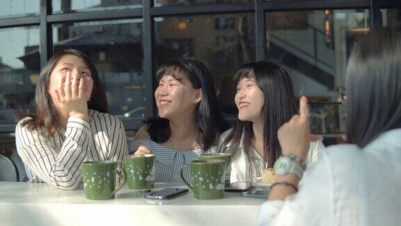 亚洲女人在餐厅聊天