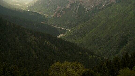 倾斜鸟瞰图:中国四川黄龙谷景观的云下山脉