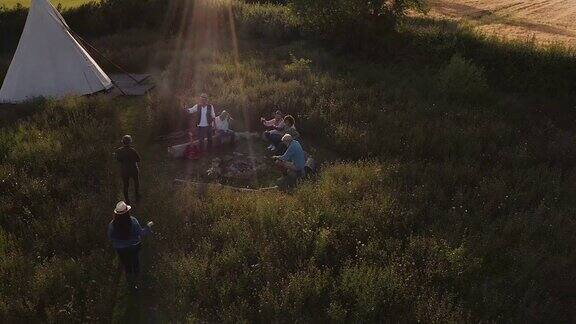 无人机拍摄的两个成熟的妇女露营在帐篷在野外会见朋友