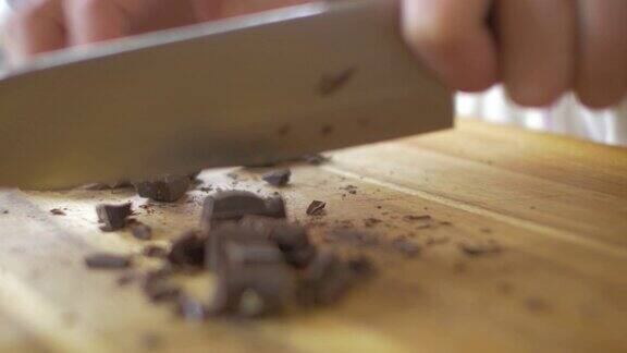 用手在木板上切巧克力块