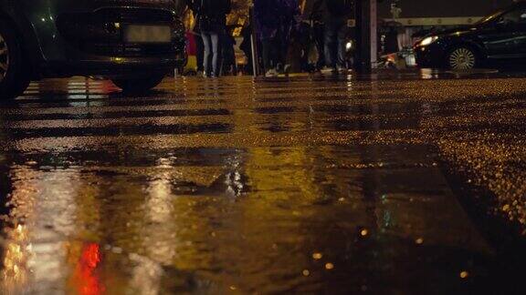 雨夜在城中人们过马路