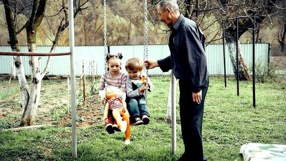 爷爷和孙子们玩