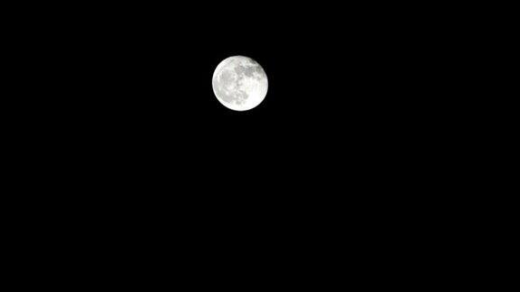 月亮时间推移股票时间推移:满月升起在黑暗的自然天空夜晚的时间满月盘时间推移月亮亮在夜晚漆黑的天空高质量的免费视频片段或时间推移