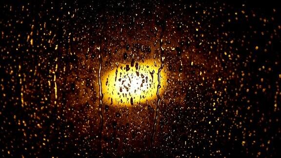 晚上的雨点打在窗户上