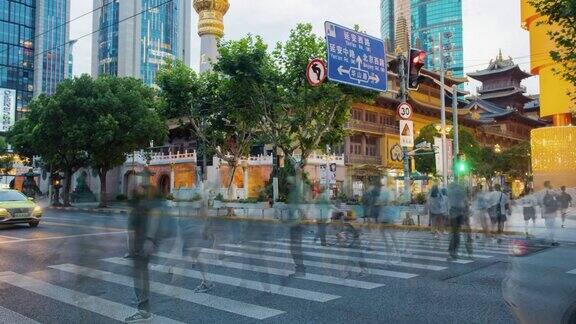 在中国上海行人等待红绿灯穿过十字路口
