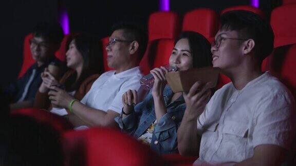 亚裔华人混合年龄段观众观看电影在电影院排排坐欣赏电影