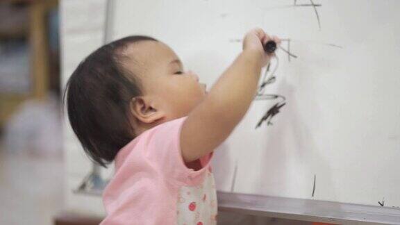小女孩在白板上画画